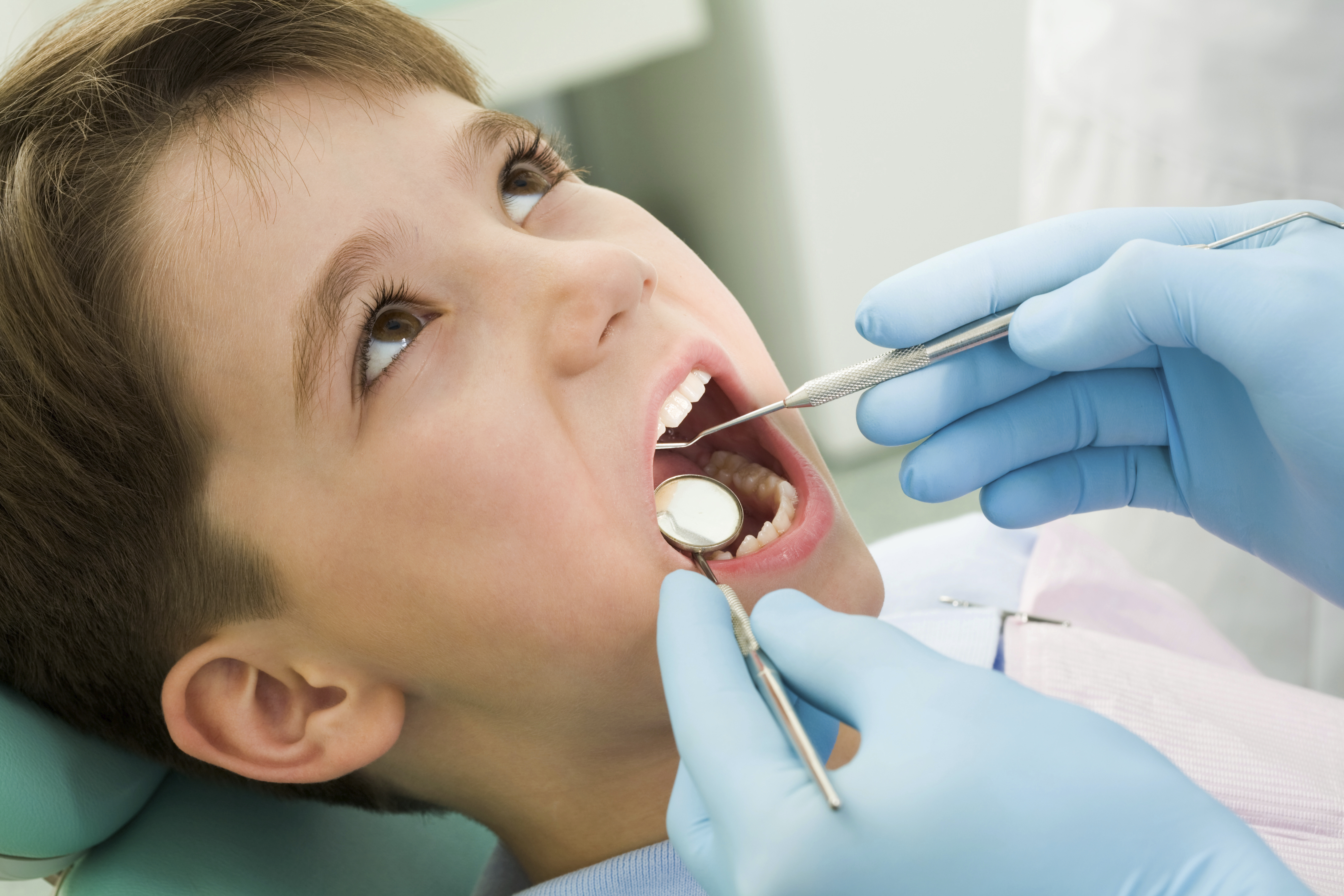 Крошка зуба. Седация в стоматологии для детей. Зубы стоматолог. Анестезия для детей в стоматологии. Ингаляционная седация у детей в стоматологии.